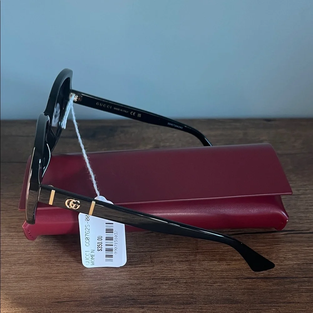 Gucci Women's Black Sunglasses with Gold Accents - Picture 4 of 10